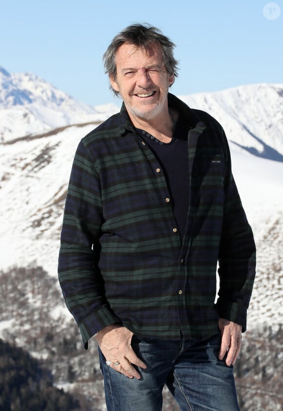 Jean-Luc Reichmann découvre la station de Luchon et rencontre de jeunes skieurs. Il présente sa série " Leo Mattéi, brigade des mineurs" lors de la 25ème Edition du Festival TV de Luchon, France. Le 4 Fevrier 2023. © Patrick Bernard / Bestimage  