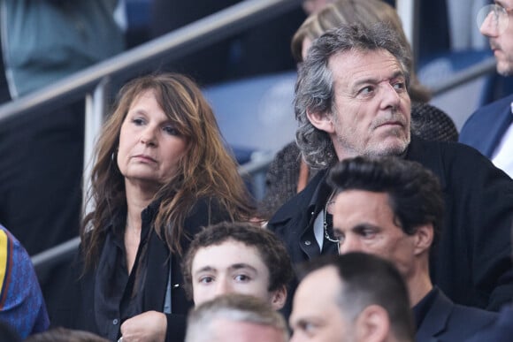 Jean-Luc Reichmann et sa femme Nathalie Lecoultre - Célébrités dans les tribunes du match de Ligue 1 Uber Eats "PSG-Toulouse" (1-3) au Parc des Princes à Paris le 12 mai 2024. © Cyril Moreau/Bestimage 