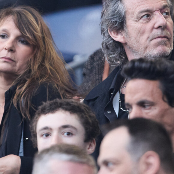 Jean-Luc Reichmann et sa femme Nathalie Lecoultre - Célébrités dans les tribunes du match de Ligue 1 Uber Eats "PSG-Toulouse" (1-3) au Parc des Princes à Paris le 12 mai 2024. © Cyril Moreau/Bestimage 
