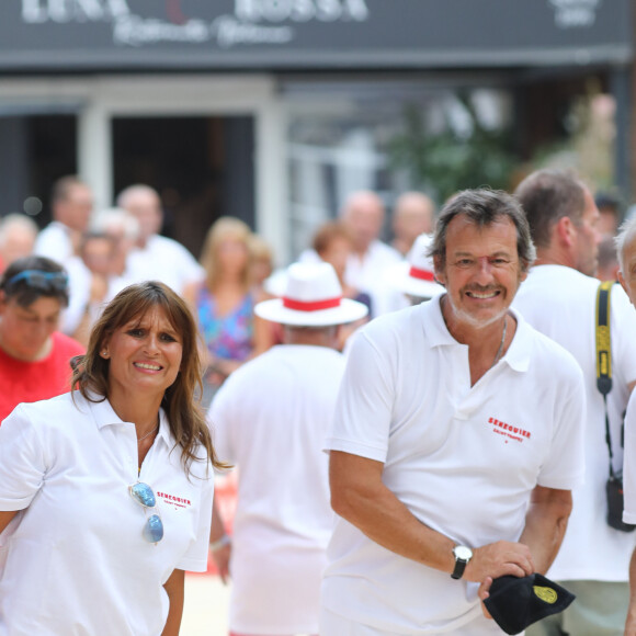 Jean-Luc Reichmann et sa femme Nathalie lors du trophée de pétanque "Sénéquier 209" sur la place des Lices à Saint-Tropez, Côte d'Azur, France, le 22 août 2019.