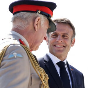 Ce moment a laissé des traces dans le monde entier, car beaucoup se sont demandés ce qu'il aurait pu se passer si la balle avait atteint celui qui était alors prince de Galles.
Le président français, Emmanuel Macron et le roi Charles III d'Angleterre accompagné de la première dame, Brigitte Macron et la Camilla Parker Bowles, reine consort d'Angleterre lors de la cérémonie franco-britannique au mémorial de Ver-sur-mer, lors du 80e anniversaire du débarquement, le 6 juin 2024. © Stéphane Lemouton/Bestimage 