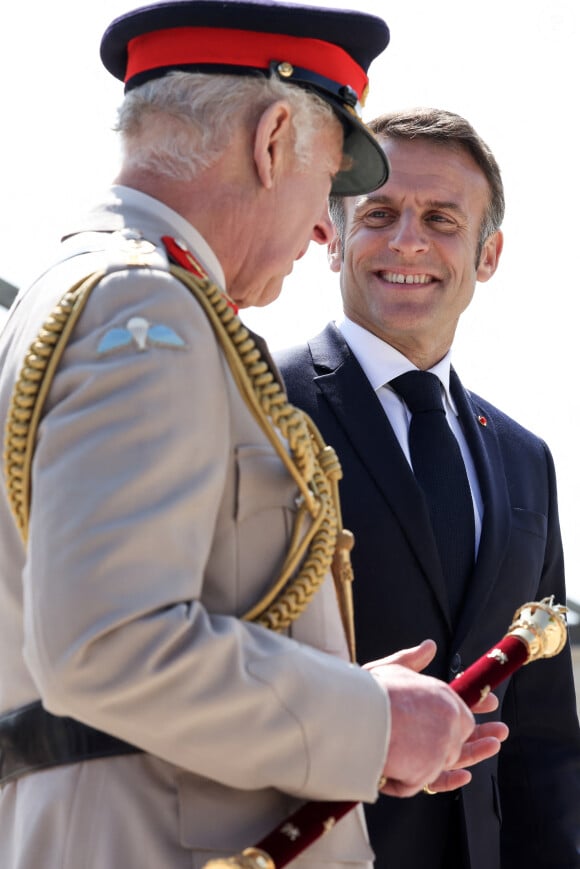 Ce moment a laissé des traces dans le monde entier, car beaucoup se sont demandés ce qu'il aurait pu se passer si la balle avait atteint celui qui était alors prince de Galles.
Le président français, Emmanuel Macron et le roi Charles III d'Angleterre accompagné de la première dame, Brigitte Macron et la Camilla Parker Bowles, reine consort d'Angleterre lors de la cérémonie franco-britannique au mémorial de Ver-sur-mer, lors du 80e anniversaire du débarquement, le 6 juin 2024. © Stéphane Lemouton/Bestimage 