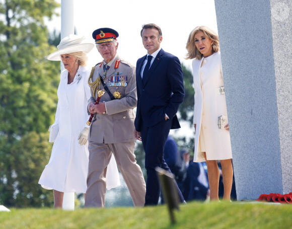 Surnommé par la suite "His Royal Coolness" (sang-froid royal) pour avoir gardé son calme, le roi aurait pourtant pu perdre la vie ce jour-là.
Le roi Charles III d'Angleterre, Emmanuel Macron, président de la République française, Camilla Parker Bowles, reine consort d'Angleterre et Brigitte Macron, Première Dame française lors de la cérémonie franco-britannique au mémorial britannique de Ver-sur-mer, France, le 6 juin 2024, lors du 80ème anniversaire du débarquement. © Ian Vogler/MirrorPix/Bestimage 