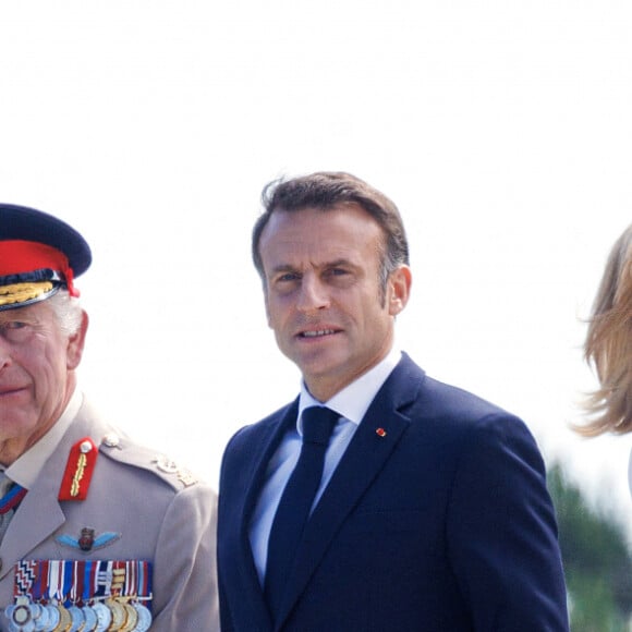 Surnommé par la suite "His Royal Coolness" (sang-froid royal) pour avoir gardé son calme, le roi aurait pourtant pu perdre la vie ce jour-là.
Le roi Charles III d'Angleterre, Emmanuel Macron, président de la République française, Camilla Parker Bowles, reine consort d'Angleterre et Brigitte Macron, Première Dame française lors de la cérémonie franco-britannique au mémorial britannique de Ver-sur-mer, France, le 6 juin 2024, lors du 80ème anniversaire du débarquement. © Ian Vogler/MirrorPix/Bestimage 