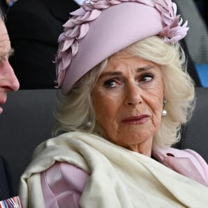 À peine perturbé par deux coups de feu, le roi s'est épousseté et a poursuivi son discours au Tumbalong Park de Sydney. 
Le roi Charles III d'Angleterre et la reine consort Camilla Parker Bowles - La famille royale d'Angleterre lors des commémorations du 80ème anniversaire du débarquement (D-Day) à Portsmouth. Le 5 juin 2024 © Dylan Martinez / Pool / Bestimage 