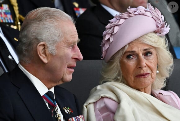 À peine perturbé par deux coups de feu, le roi s'est épousseté et a poursuivi son discours au Tumbalong Park de Sydney. 
Le roi Charles III d'Angleterre et la reine consort Camilla Parker Bowles - La famille royale d'Angleterre lors des commémorations du 80ème anniversaire du débarquement (D-Day) à Portsmouth. Le 5 juin 2024 © Dylan Martinez / Pool / Bestimage 