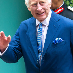 Le roi Charles III d'Angleterre et Camilla Parker Bowles, reine consort d'Angleterre, quittent la Royal Academy of Dramatic Art à Londres, le 29 mai 2024. 