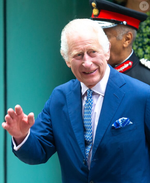 Le roi Charles III d'Angleterre et Camilla Parker Bowles, reine consort d'Angleterre, quittent la Royal Academy of Dramatic Art à Londres, le 29 mai 2024. 