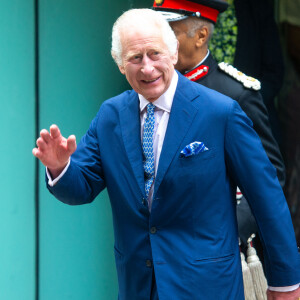 Le roi Charles III d'Angleterre et Camilla Parker Bowles, reine consort d'Angleterre, quittent la Royal Academy of Dramatic Art à Londres, le 29 mai 2024. 