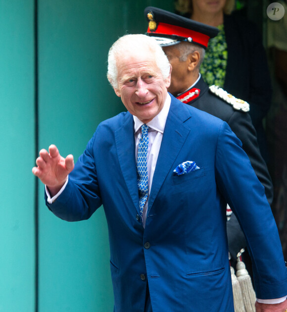 Le roi Charles III d'Angleterre et Camilla Parker Bowles, reine consort d'Angleterre, quittent la Royal Academy of Dramatic Art à Londres, le 29 mai 2024. 