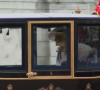 Elle portait une robe resserrée à la ceinture et un chapeau. 
Kate Middleton à "Trooping the Colour" le 15 juin 2024