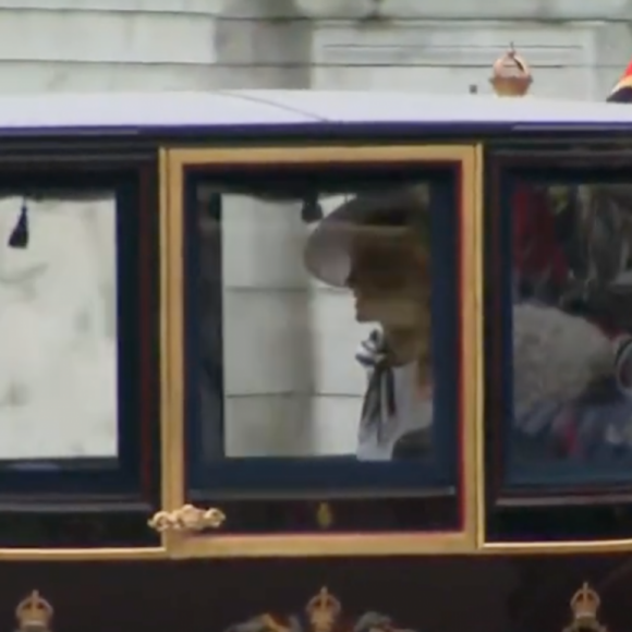 Elle portait une robe resserrée à la ceinture et un chapeau. 
Kate Middleton à "Trooping the Colour" le 15 juin 2024