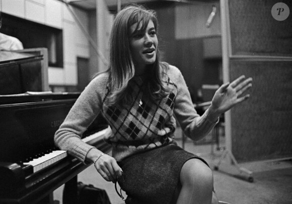 La chanteuse de pop Françoise Hardy en studio à Londres, le 29 octobre 1964. Photo par The Times/News Licensing/ABACAPRESS.COM