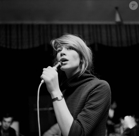 "Elle qui n'avait pas vraiment conscience de l'amour que les gens lui portaient...", a-t-il ajouté
La chanteuse Françoise Hardy. Photo par S&G Barratts/ABACAPRESS.COM