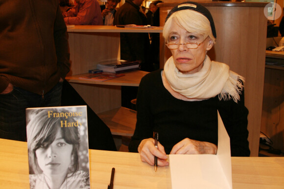 Francoise Hardy pose pendant le Salon du Livre, à Paris, le 14 mars 2009. Photo par Denis Guignebourg/ABACAPRESS.COM