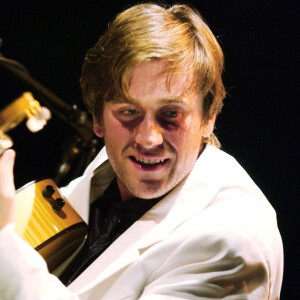 Cet hommage a beaucoup touché son fils, le chanteur Thomas Dutronc
Le chanteur Thomas Dutronc se produit sur scène au Café de la Danse, à Paris, avec son groupe "Thomas Dutronc et les Esprits Manouches", le 14 octobre 2006. Photo par Nicolas Khayat/ABACAPRESS.COM
