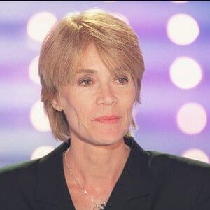 Les obsèques de la chanteuse auront lieu jeudi 20 juin à 15h30 au cimetière du Père-Lachaise à Paris.
Françoise Hardy sur le plateau de l'émission Vivement dimanche, le 6 septembre 2000. Photo par Jean-Jacques Datchary/ABACA.