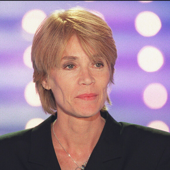 Les obsèques de la chanteuse auront lieu jeudi 20 juin à 15h30 au cimetière du Père-Lachaise à Paris.
Françoise Hardy sur le plateau de l'émission Vivement dimanche, le 6 septembre 2000. Photo par Jean-Jacques Datchary/ABACA.