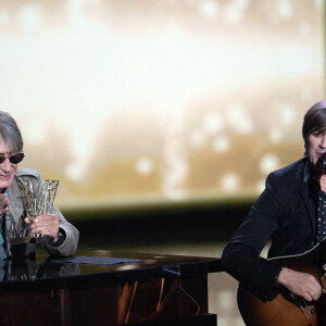 Jacques Dutronc reçoit une Victoire d'honneur avec son fils Thomas Dutronc aux Victoires de la musique, le 11 février 2022, à Boulogne-Billancourt, France. Photo par David Niviere/ABACAPRESS.COM