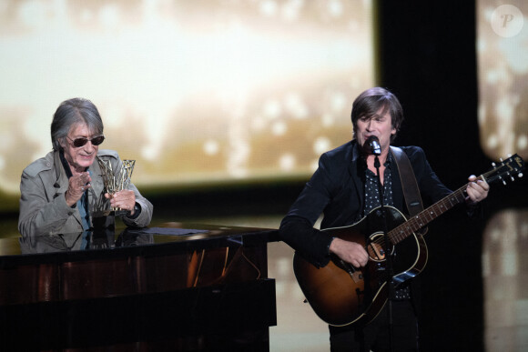 Jacques Dutronc reçoit une Victoire d'honneur avec son fils Thomas Dutronc aux Victoires de la musique, le 11 février 2022, à Boulogne-Billancourt, France. Photo par David Niviere/ABACAPRESS.COM