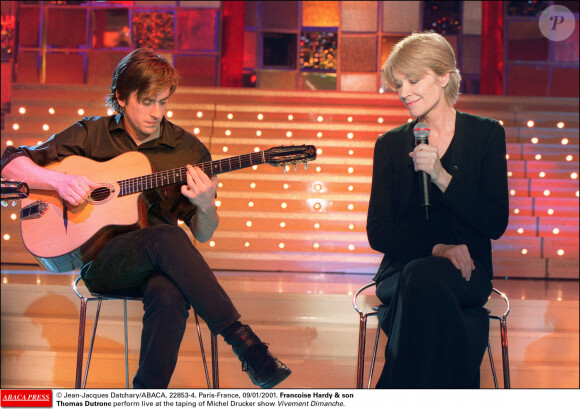 "Tellement ému de découvrir que ma maman est aujourd'hui à ce point aimée partout dans le monde", a-t-il écrit sur Instagram
Françoise Hardy et son fils Thomas Dutronc sur le plateau de Vivement Dimanche, le 9 janvier 2001. Photo par Jean-Jacques Datchary/ABACA.