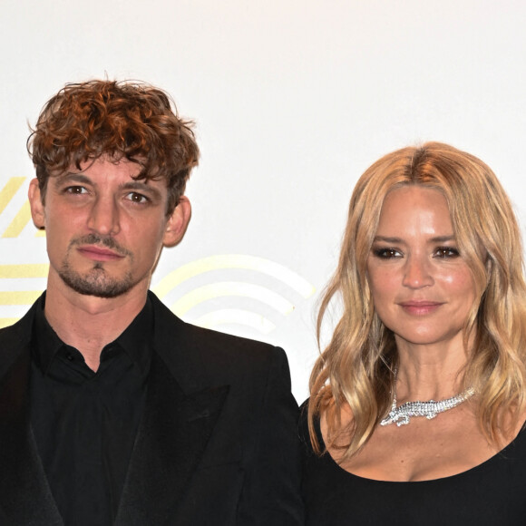 Niels Schneider et sa compagne Virginie Efira - Photocall au Fouquet's après la 47ème cérémonie des César à Paris le 26 février 2022. © Coadic Guirec / Bestimage 