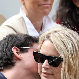 Virginie Efira et son compagnon Niels Schneider - Célébrités dans les tribunes des internationaux de France de tennis de Roland Garros à Paris, France, le 8 juin 2019. © Jacovides / Moreau/Bestimage