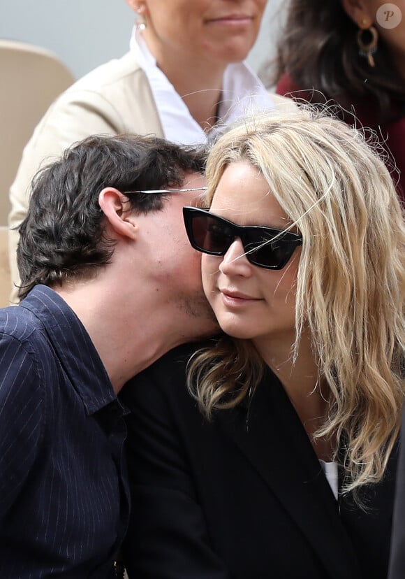 Virginie Efira et son compagnon Niels Schneider - Célébrités dans les tribunes des internationaux de France de tennis de Roland Garros à Paris, France, le 8 juin 2019. © Jacovides / Moreau/Bestimage