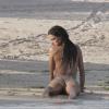 Alessandra Ambrosio sur une plage à St Barth pour le magazine Glamour
