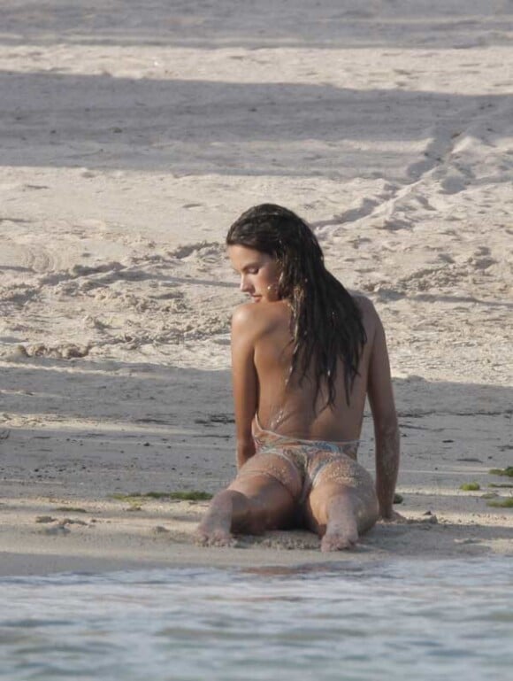 Alessandra Ambrosio sur une plage à St Barth pour le magazine Glamour