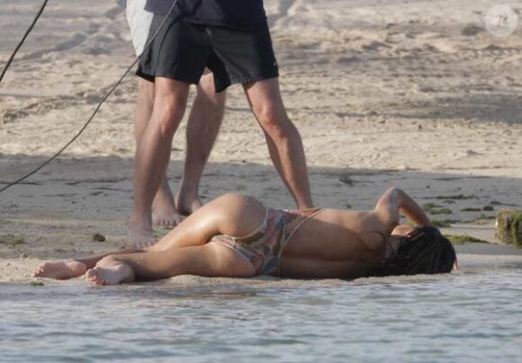 Alessandra Ambrosio sur une plage à St Barth pour le magazine Glamour