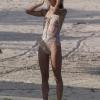 Alessandra Ambrosio sur une plage à St Barth pour le magazine Glamour
