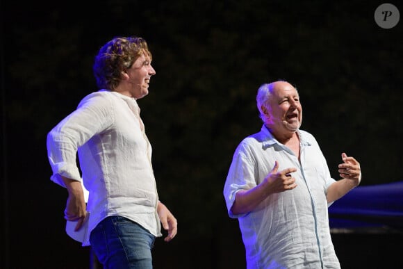 Alex Vizorek et Marc Jolivet pendant le spectacle hommage à Guy Bedos dans le parc Jourdan à Aix-en-Provence, le 15 août 2020