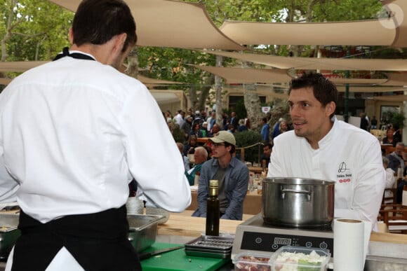 Qui est une femme influente à ses côtés au Castellet. 
Les Chefs à Saint-Tropez fêtent les producteurs - Battle d'artichaud barigoule "Trophée Saint-Maur", le 6 mai 2024, place des Lices à Saint-Tropez. Candidats : Kevin Nzeyimana "Lily of The Valley" - La Croix-Valmer, Kevin Bédé "La Réserve" - Ramatuelle, Nicolas Sintes " Les Roches Blanche" - Cassis et Léa Taddei "Le Seez - Saint-Tropez. Vainqueur : Nicolas Sintes - Les Roches Blanches - Cassis Jury : Président du Jury : Augustin de Margerie - Cheval Blanc -Saint-Tropez, Fabien Ferré "La Table du Castellet "Hôtel & Spa du Castellet - Le Castellet, Antoine Gras "La Table de l'Ours" - Hôtel Les Barmes de l'Ours à Val d'Isère, Viki Geunes "Zilte" -Anvers (Belgique), Dimitri Droisneau " La Villa Madie" - Cassis. Photo : Fabien Ferré "La Table du Castellet "Hôtel & Spa du Castellet - Le Castellet © Jean-Marc Lhomer/Bestimage