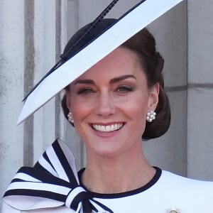 Kate Middleton avait une superbe tenue blanche pour son grand retour.
Kate Middleton, princesse de Galles, la princesse Charlotte - Les membres de la famille royale britannique au balcon du Palais de Buckingham lors de la parade militaire "Trooping the Colour" à Londres © Julien Burton / Bestimage 