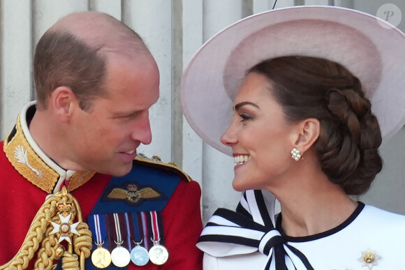 Et semblait radieuse de revenir sur le devant de la scène
Le prince William, prince de Galles, Catherine Kate Middleton, princesse de Galles - Les membres de la famille royale britannique au balcon du Palais de Buckingham lors de la parade militaire "Trooping the Colour" à Londres le 15 juin 2024 © Julien Burton / Bestimage 