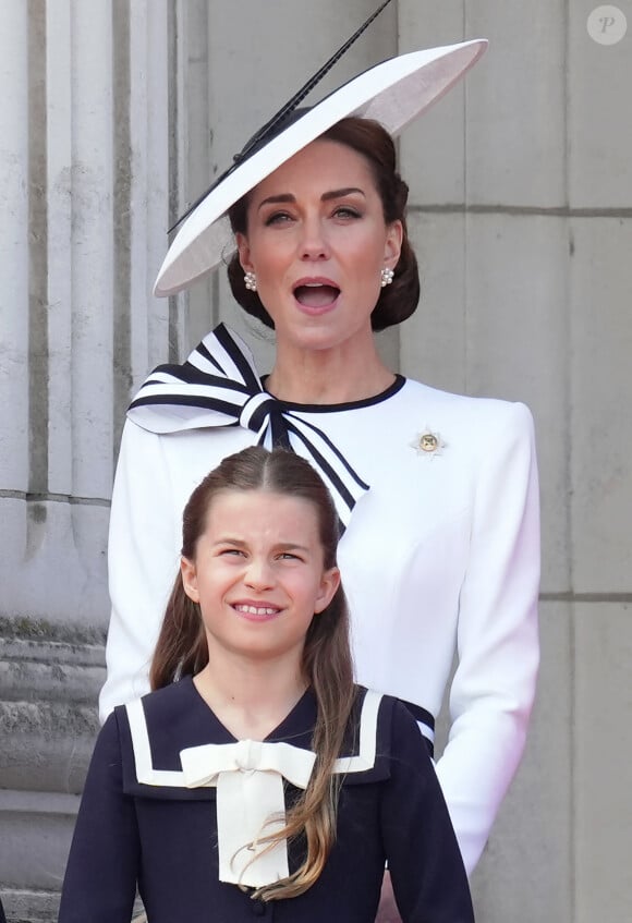 Mais si les internautes étaient heureux de la voir, ils ont surtout comparé sa tenue à celle d'Audrey Hepburn.
Kate Middleton, princesse de Galles, la princesse Charlotte - Les membres de la famille royale britannique au balcon du Palais de Buckingham lors de la parade militaire "Trooping the Colour" à Londres le 15 juin 2024 © Julien Burton / Bestimage 