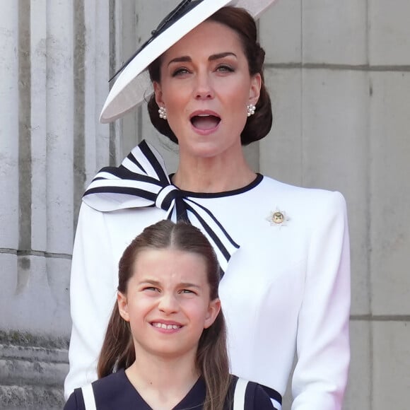 Mais si les internautes étaient heureux de la voir, ils ont surtout comparé sa tenue à celle d'Audrey Hepburn.
Kate Middleton, princesse de Galles, la princesse Charlotte - Les membres de la famille royale britannique au balcon du Palais de Buckingham lors de la parade militaire "Trooping the Colour" à Londres le 15 juin 2024 © Julien Burton / Bestimage 