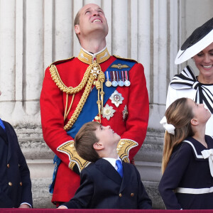 Le prince William, prince de Galles, Catherine Kate Middleton, princesse de Galles, le prince George, le prince Louis et la princesse Charlotte - Les membres de la famille royale britannique au balcon du Palais de Buckingham lors de la parade militaire "Trooping the Colour" à Londres le 15 juin 2024 © Julien Burton / Bestimage 