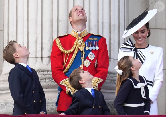 Le prince William, prince de Galles, Catherine Kate Middleton, princesse de Galles, le prince George, le prince Louis et la princesse Charlotte - Les membres de la famille royale britannique au balcon du Palais de Buckingham lors de la parade militaire "Trooping the Colour" à Londres le 15 juin 2024 © Julien Burton / Bestimage 