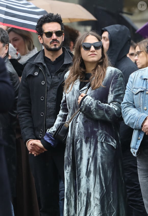 Né de sa précédente histoire avec Bastien Burger.
Izïa Higelin et son compagnon lors des obsèques de Jacques Higelin au cimetière du Père Lachaise à Paris le 12 avril 2018.