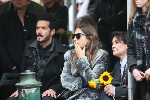 Izïa Higelin et son compagnon lors des obsèques de Jacques Higelin au cimetière du Père Lachaise à Paris le 12 avril 2018.