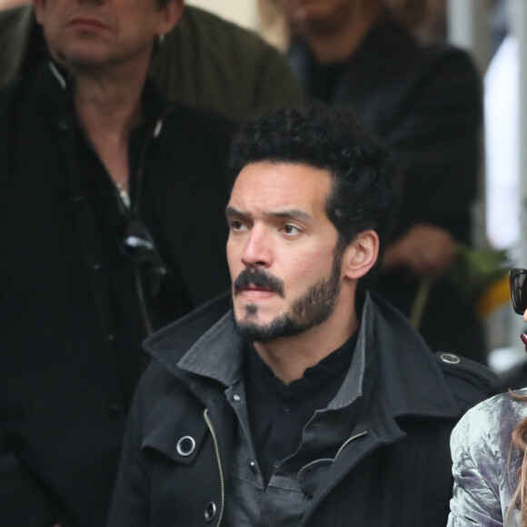 Izïa Higelin et son compagnon lors des obsèques de Jacques Higelin au cimetière du Père Lachaise à Paris le 12 avril 2018.