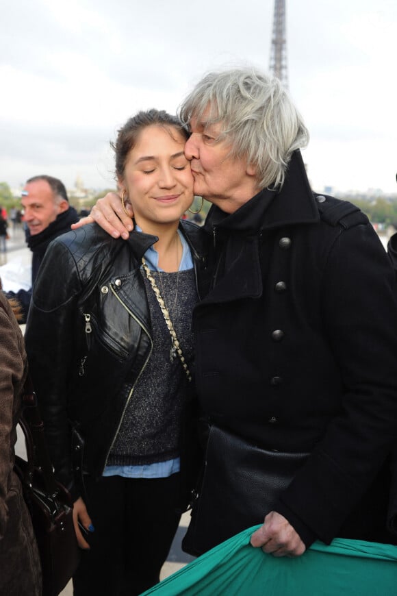 Izia Higelin a perdu son père Jacques il y a quelques années.
Jacques Higelin et sa fille Izïa manifestent au Trocadéro de Paris. @Ammar Abd Rabbo/ABACAPRESS.COM