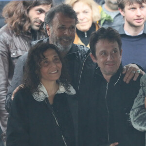 Eric Serra, Aziza Zakine , sa fille Izïa Higelin lors des obsèques de Jacques Higelin au cimetière du Père Lachaise à Paris le 12 avril 2018.