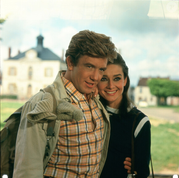 Et celui-ci avait été en couple avec Audrey Hepburn pendant quelques mois. 
Albert Finney et Audrey Hepburn - Voyage à deux, 1967