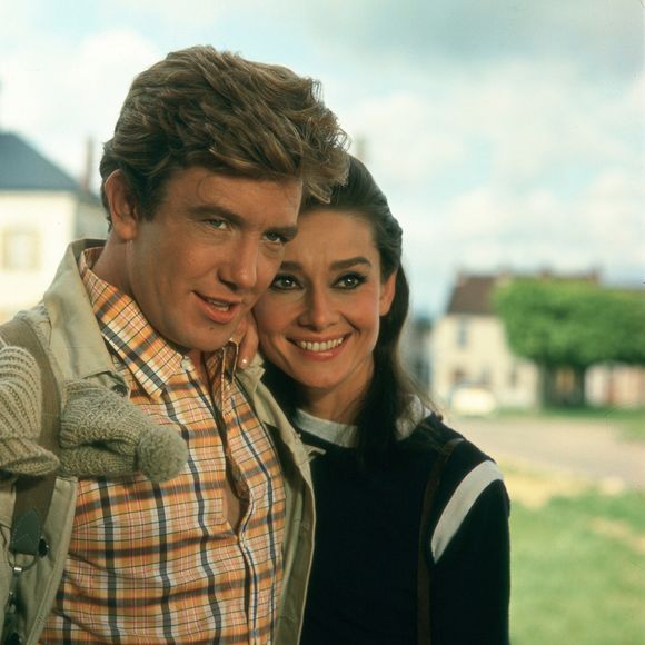 Et celui-ci avait été en couple avec Audrey Hepburn pendant quelques mois. 
Albert Finney et Audrey Hepburn - Voyage à deux, 1967