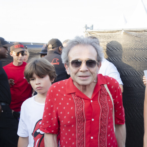 On vous dit tout.
Philippe Manoeuvre et son fils - Les Rolling Stones en concert à l'hippodrome de Longchamp, dans le cadre de leur tournée anniversaire "Sixty", qui marque leurs 60 ans de carrière (1962-2022). Paris, le 23 juillet 2022. Merci de flouter le visage des enfants avant publication © Jack Tribeca / Bestimage.
