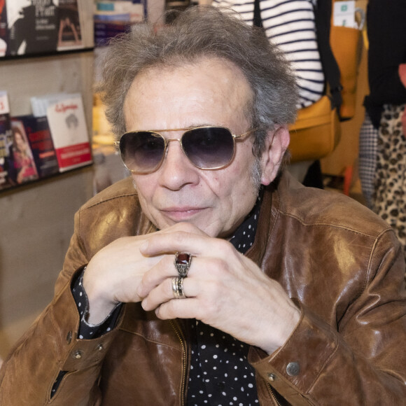 Ce que l'on peut vous dire, c'est que ce n'est pas à Paris.
Philippe Manoeuvre au Festival du Livre de Paris au Grand Palais éphémère à Paris, France, le 22 avril 2022. © Jack Tribeca/Bestimage