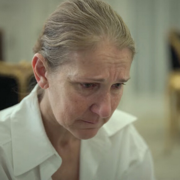 Céline Dion apparaît le visage fatigué, les cheveux tirés en chignon et sans maquillage.
Céline Dion. Photo : Prime Video